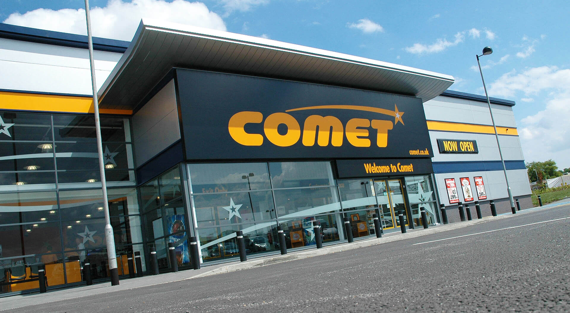 Corporate identity, store interior design, branding agency, fascia rebranding retail, sub-brands, best store design agency, planning high-end electronics technology retail logo design - Comet Comet Technology Store exterior design edge-of-town superstore