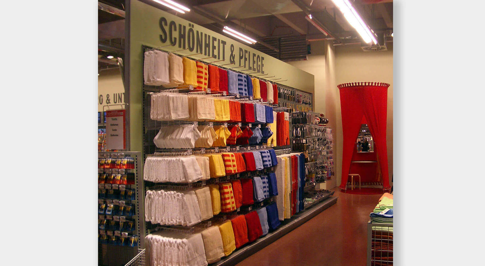 Interspar merchandising display system