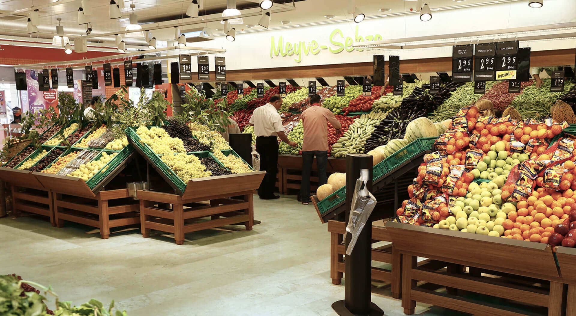Migros Supermarket Ortaköy Fruit and Vegetables merchandising display