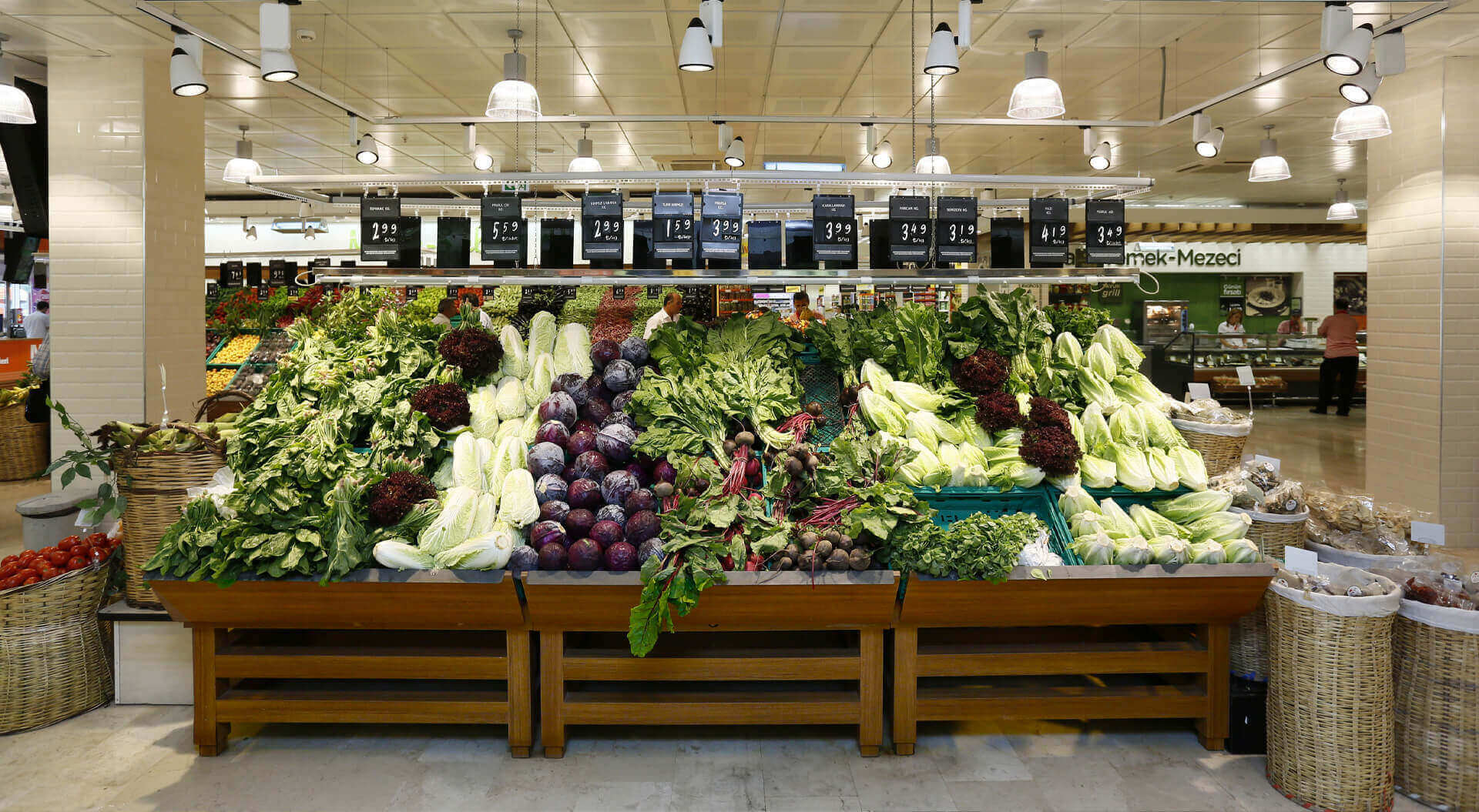 Migros Supermarket Ortaköy Fruit and Vegetables merchandising display