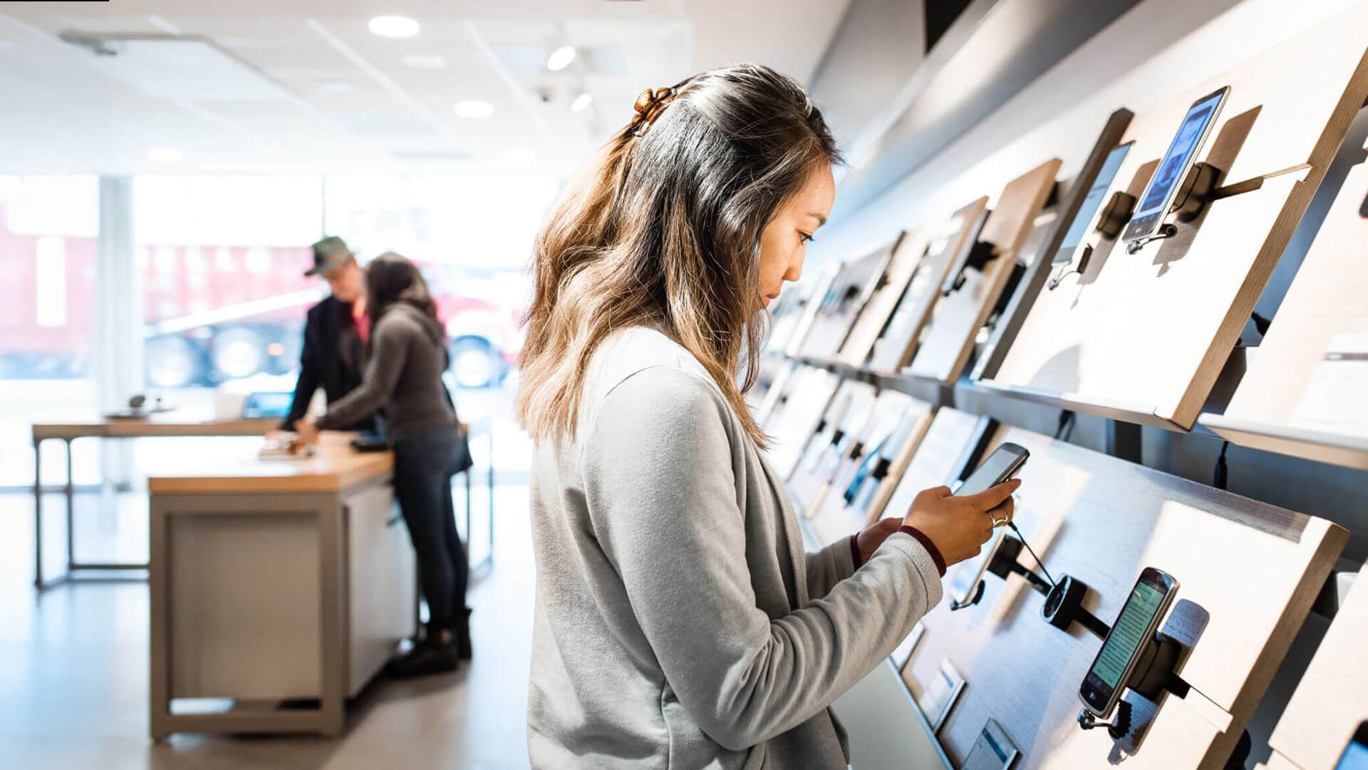 Verizon telecom in-store visual merchandising of mobile phones display - Retail interior design
