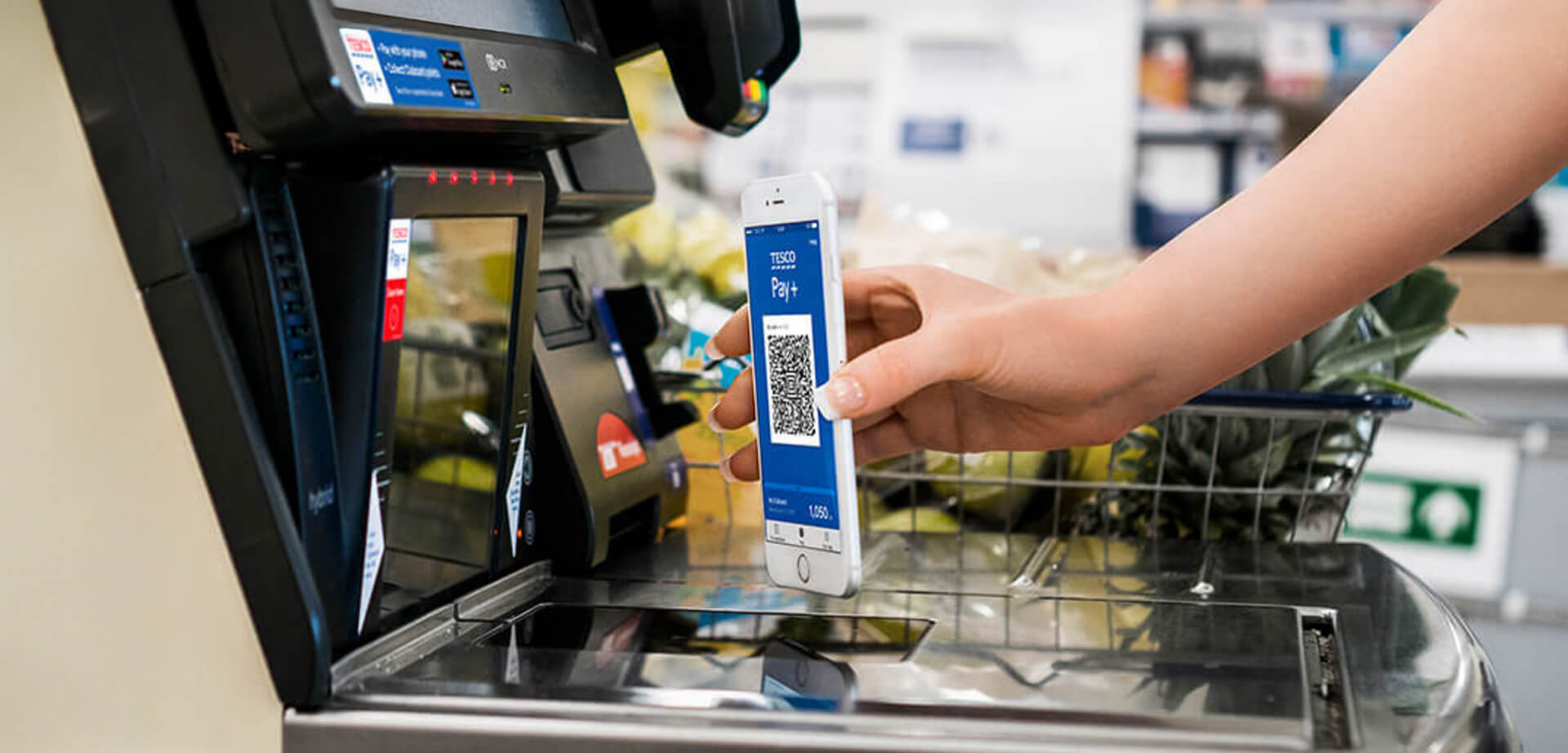 Funcionalidad de Tesco Pay+: Tesco Pay+ era un servicio de pago móvil que permitía a los clientes pagar sus compras y acumular puntos Clubcard simultáneamente con un solo escaneo de su teléfono. Funcionaba mediante un único código QR que contenía información de pago y de fidelización. Tipo de tarjeta: La Clubcard Pay+ asociada era una tarjeta de débito Visa prepago, no una cuenta corriente completa, que los usuarios debían recargar desde una cuenta bancaria externa. Características principales: Acumulaba puntos Clubcard al gastar dentro y fuera de Tesco. Incluía la función opcional de "Redondeo" que permitía guardar el cambio suelto en una cuenta de ahorros asociada. Permitía pagos sin contacto de hasta 250 £ por transacción.