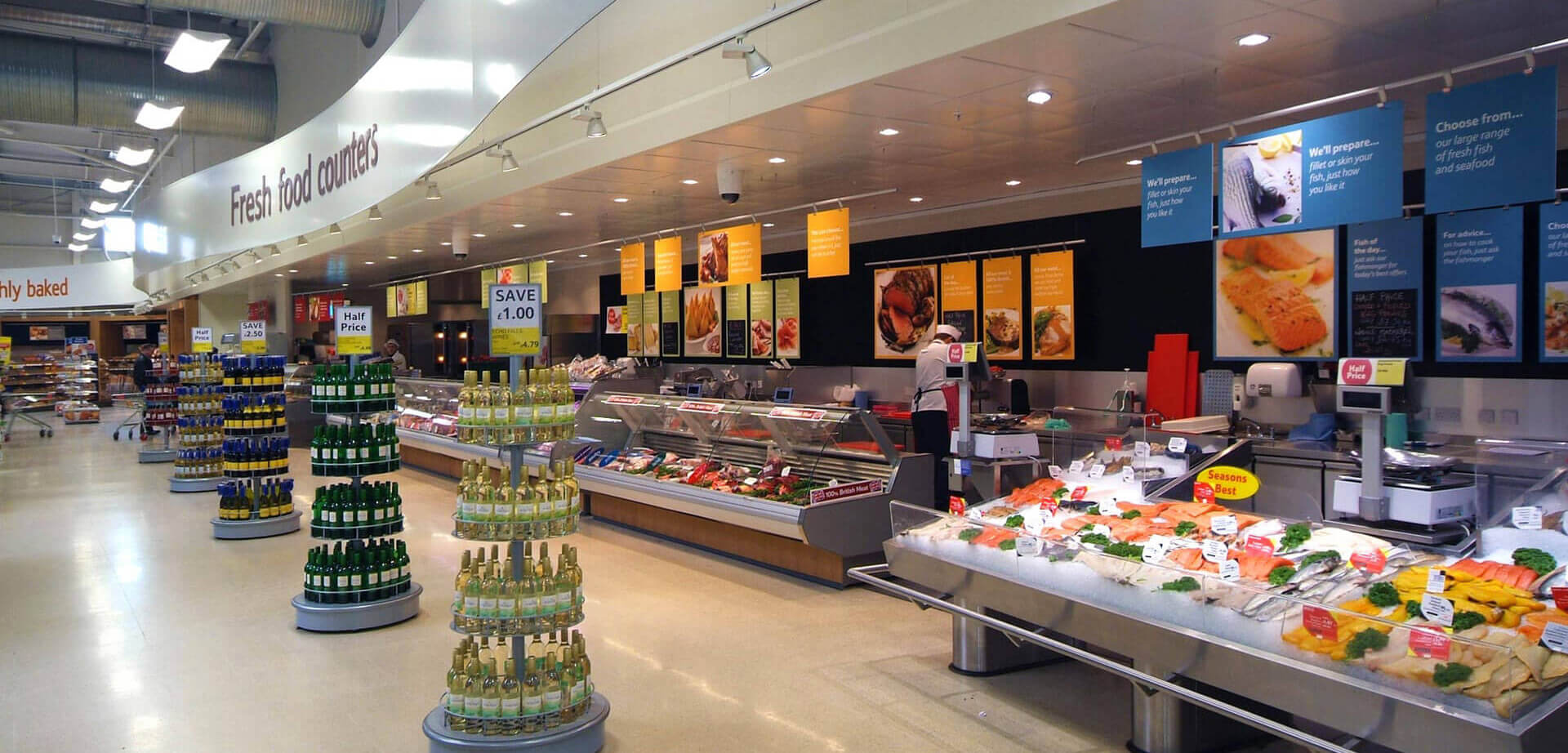 Concepto de mercado fresco de Tesco Extra Accrington, Lancashire, Reino Unido: El diseño ha sido diseñado para formar parte de la iniciativa “The Fresh Market” de Tesco, que pone énfasis en las secciones de alimentos frescos con carniceros, pescaderos y panaderos especializados.