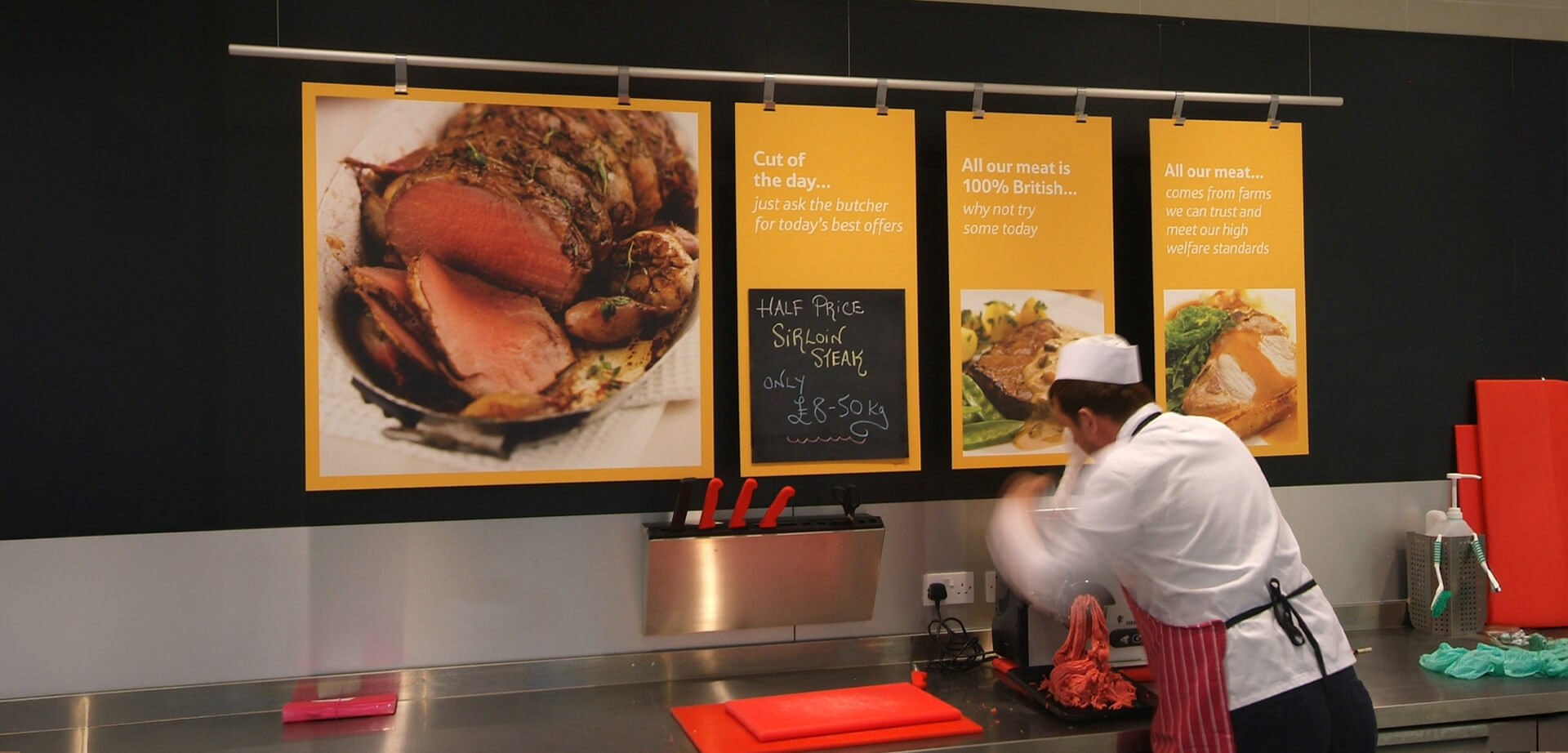 Hipermercado Tesco Extra, Accrington, Lancashire, Reino Unido. «Pregunte al carnicero por las mejores ofertas de hoy». Toda la carne vendida se declara «100 % británica» y proviene de granjas que cumplen con altos estándares de bienestar.