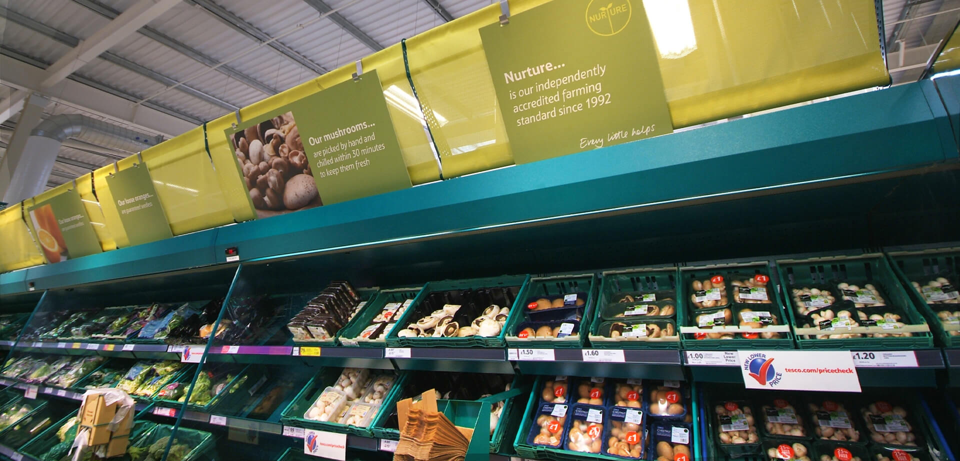 Hipermercado Tesco Extra en Accrington, Lancashire, Inglaterra. El protocolo Nurture incluye criterios ambientales específicos y exigentes que todos los productores certificados deben cumplir. Estos requisitos están diseñados para garantizar la producción sostenible y responsable de frutas y verduras frescas para el supermercado.