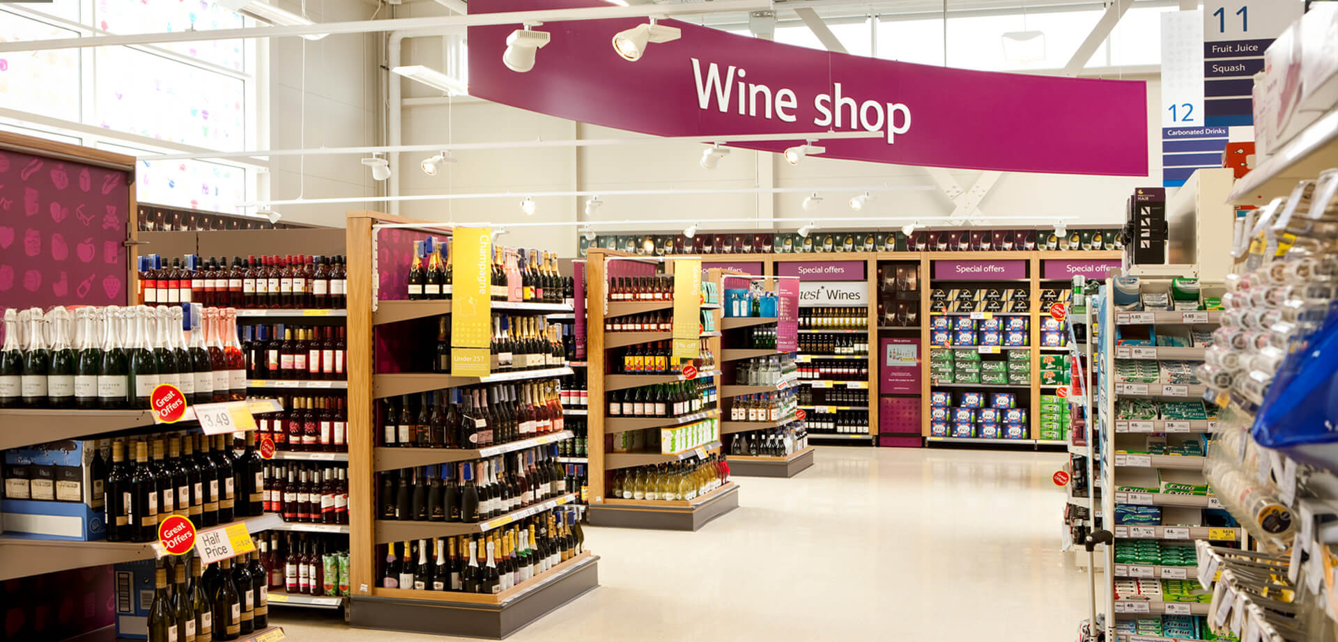 Hipermercado Tesco Extra en Accrington, Lancashire, Inglaterra. Diseño, señalización y merchandising de vinoteca.