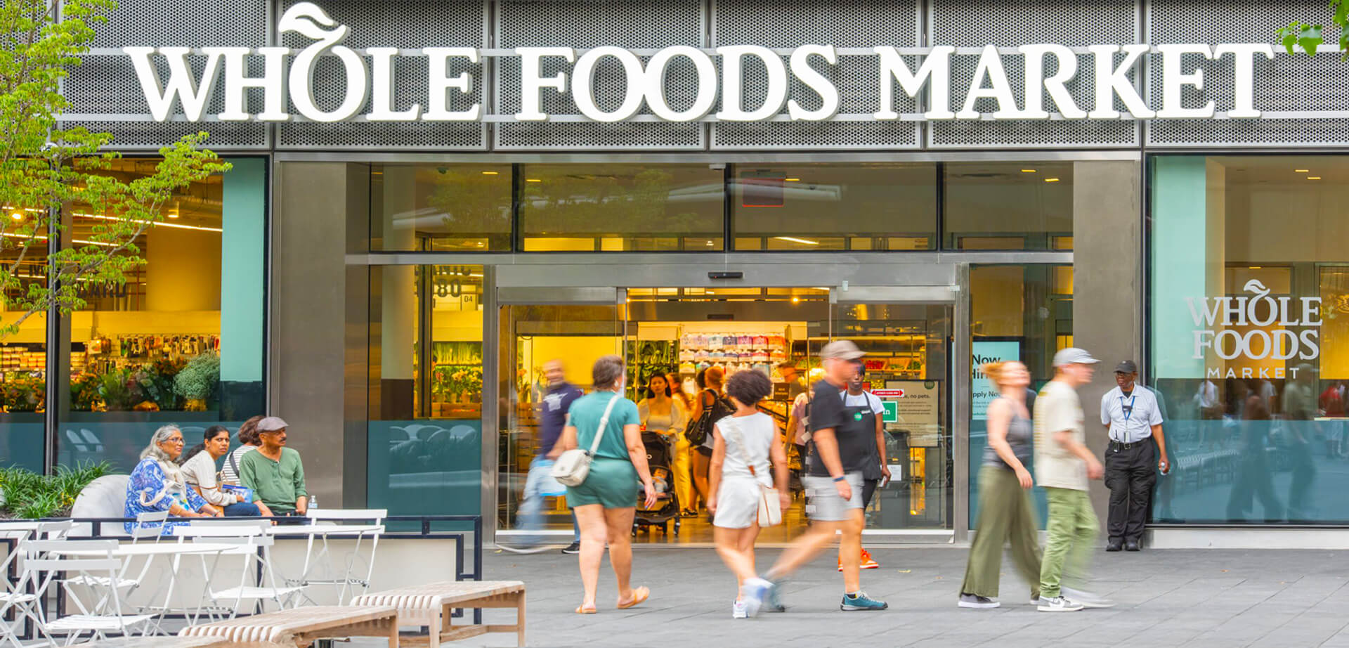 Whole Foods Market es una importante cadena multinacional estadounidense de supermercados que se especializa en la venta de productos alimenticios naturales y orgánicos - Ubicada en el desarrollo Manhattan West en la ciudad de Nueva York, Nueva York, EE. UU.