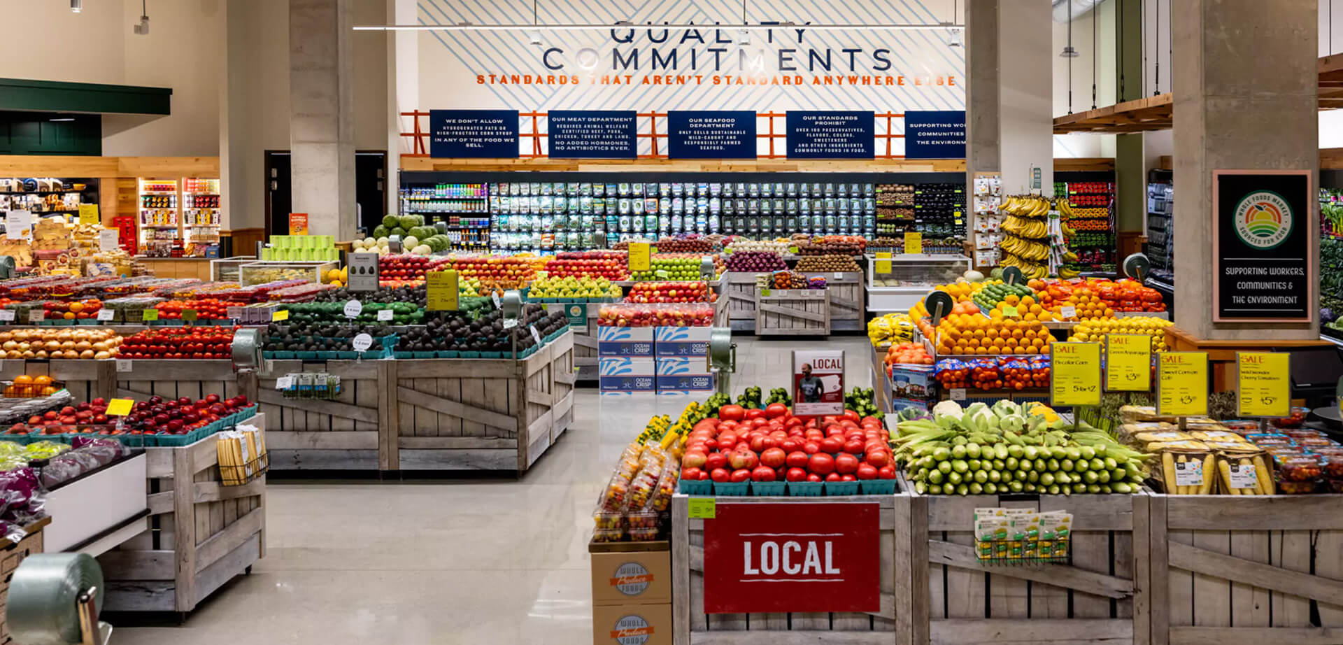 Local es un punto focal del nuevo Whole Foods Market en el histórico desarrollo Walter Reed de Washington, D.C., que ofrece una variedad de productos orgánicos certificados, convencionales y de buena calidad.