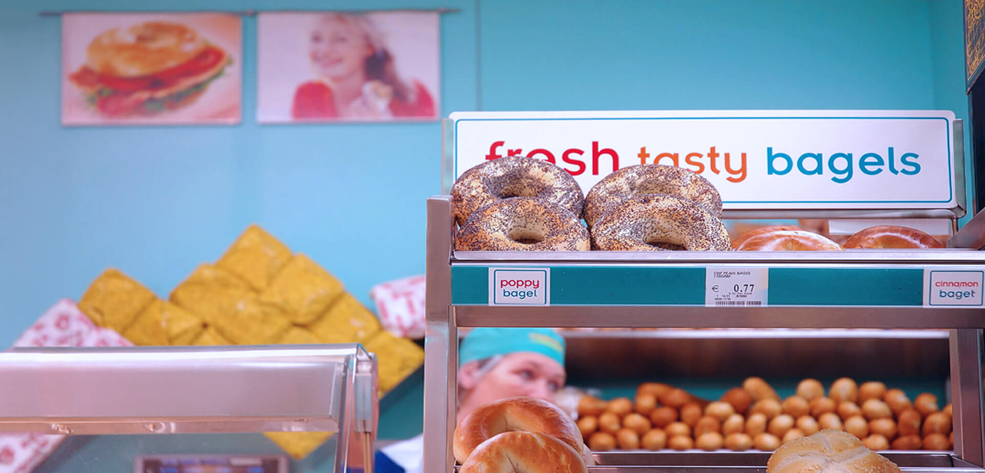 Centra präsentiert in seinen Filialen und Bäckereien frische, leckere Bagels, darunter die Sorten „Mohnbagel“ und „Zimtbagel“, die zum Preis von 0,77 € angeboten werden.