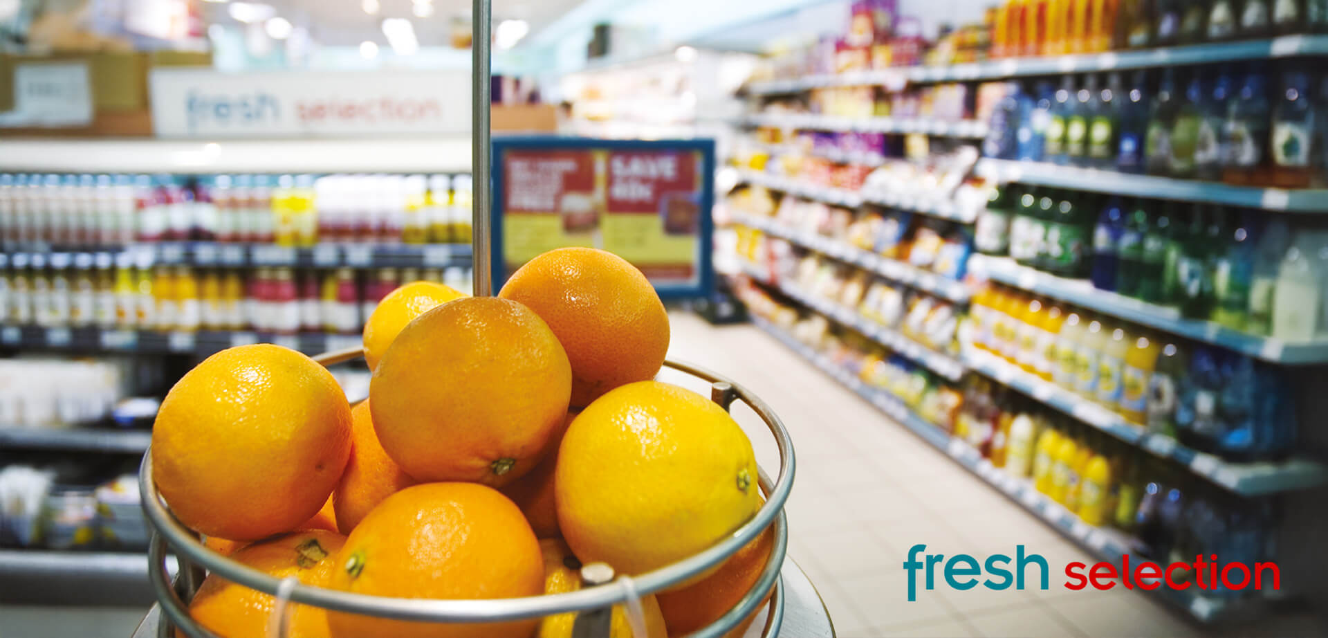 Centras Strategie für frische Produkte bietet hochwertige Fertiggerichte für unterwegs, die optimal präsentiert werden. Die Produkte sind in praktischen Drahtkörben angeordnet, um maximale Sichtbarkeit zu gewährleisten, Spontankäufe anzuregen und den Kundenfluss zu optimieren. So unterstreicht Centra sein Engagement für Frische, Schnelligkeit und ein attraktives, leistungsorientiertes Einkaufserlebnis.