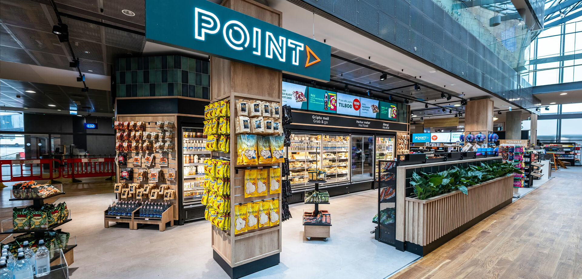 Das Bild zeigt das Innere eines SSP Point Convenience-Stores, einer auf Reisen spezialisierten Marke, die häufig an stark frequentierten Orten wie Flughäfen und Bahnhöfen zu finden ist.