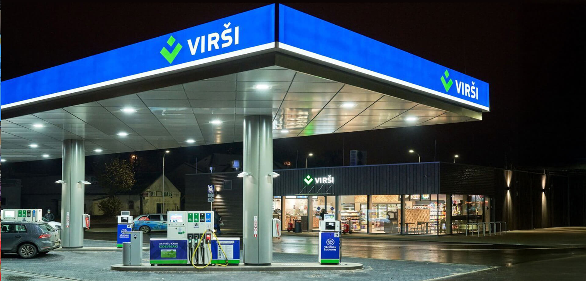 Dies ist ein Bild einer Virši-Tankstelle, einem lettischen Unternehmen, das Kraftstoffe und Energieprodukte verkauft und Convenience-Stores betreibt. Virši betreibt ein Netz von Tankstellen für Kraftstoffe und alternative Energien, hauptsächlich in Lettland, und hat seine Geschäftstätigkeit kürzlich auf Litauen ausgeweitet.