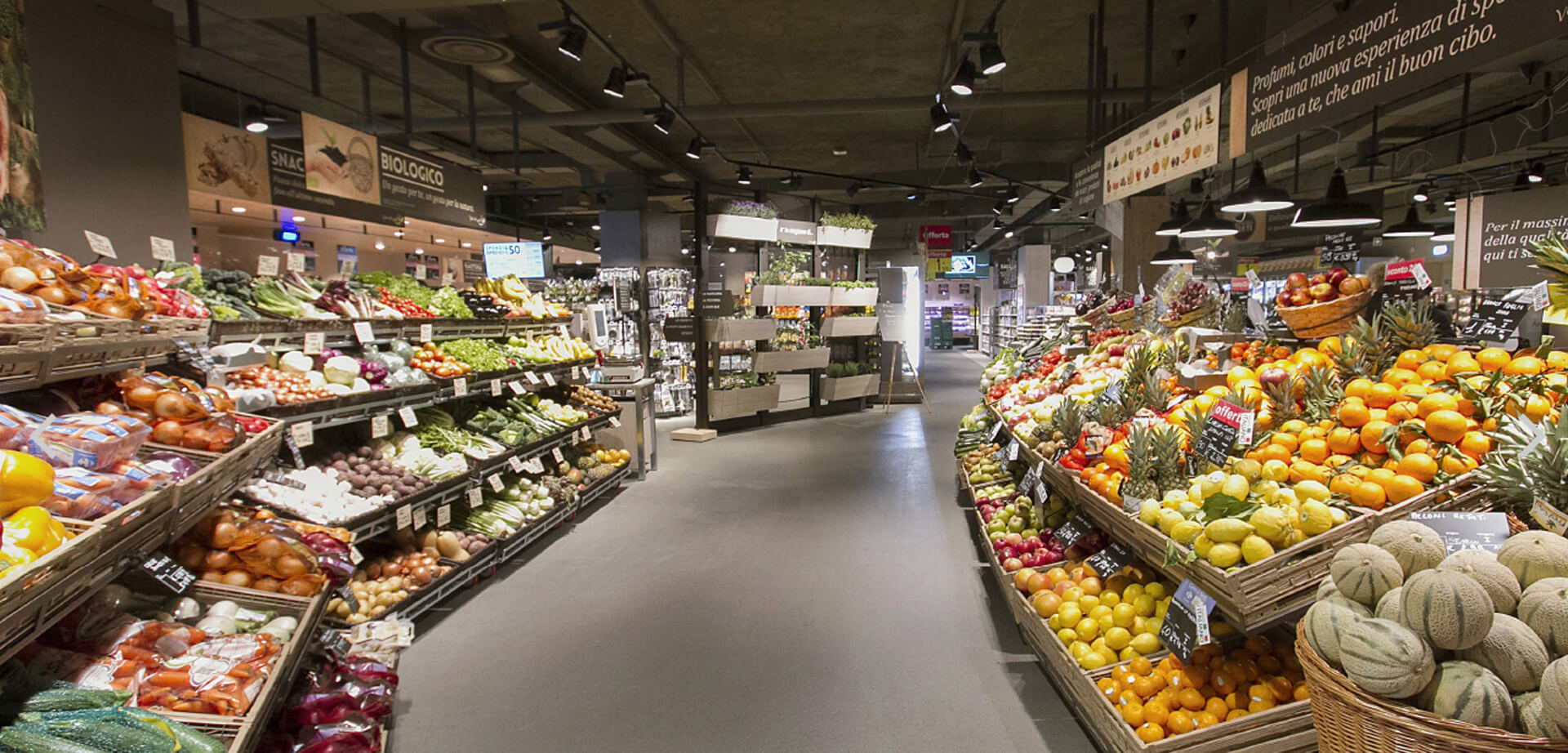 Ein Carrefour Market „Gourmet“-Markt, ein Supermarktkonzept, das der Einzelhändler in mehreren Ländern eingeführt hat, Standort Mailand, Italien.