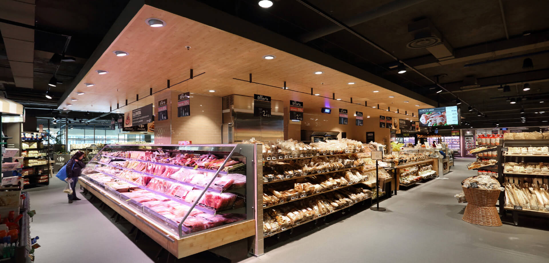 Ein Carrefour Gourmet-Markt. Das Ladenkonzept setzt auf frische Produkte und ein modernes Marktambiente. Er verfügt über ein umfangreiches Angebot an Frischwarentheken, darunter eine große Fleischabteilung mit einer vielfältigen Auswahl an Fleischsorten.
