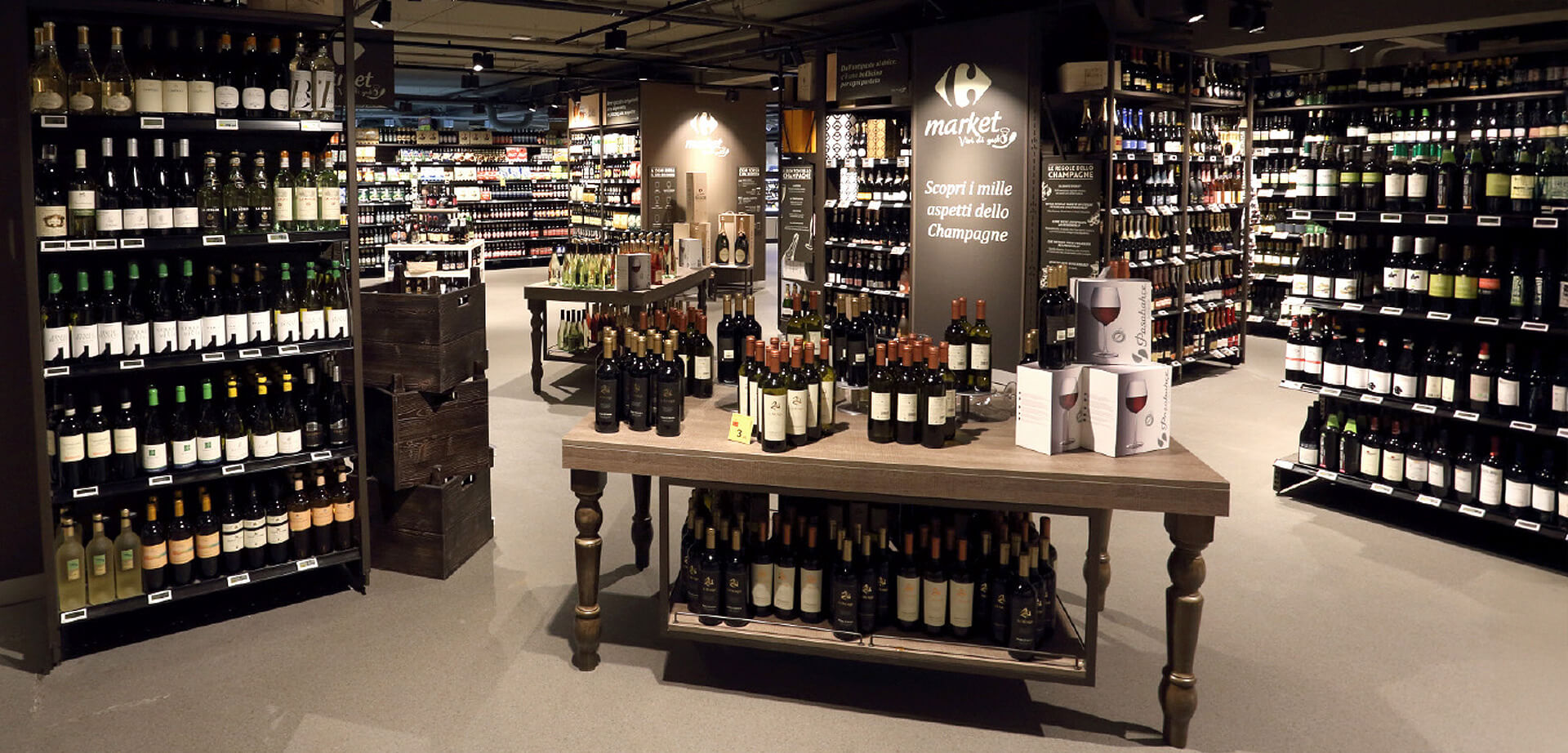 Innendesign der Weinabteilung eines Carrefour Gourmet-Supermarkts.