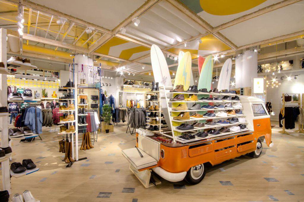 Pull&Bear store design and the future of fashion. Five new trends in retail fashion and shoe display. Pull&Bear store design and the future of fashion. Five new trends in retail fashion and shoe display.