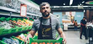 Markenidentität von Свеж & Fresh (Svezh & Fresh). Mitarbeiter in der Obst- und Gemüseabteilung.