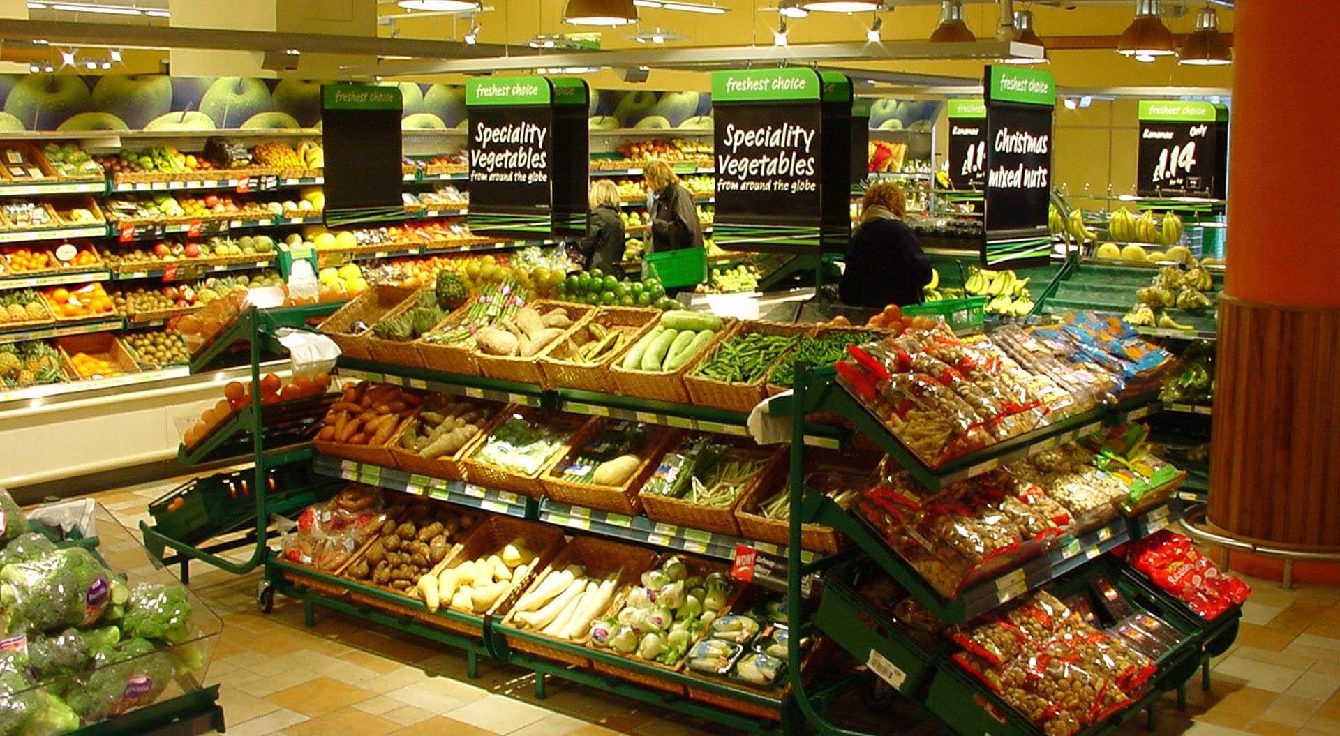 Safeway interior store design for fresh fruit and vegetables merchandising in supermarkets Safeway interior store design for fresh fruit and vegetables merchandising in supermarkets